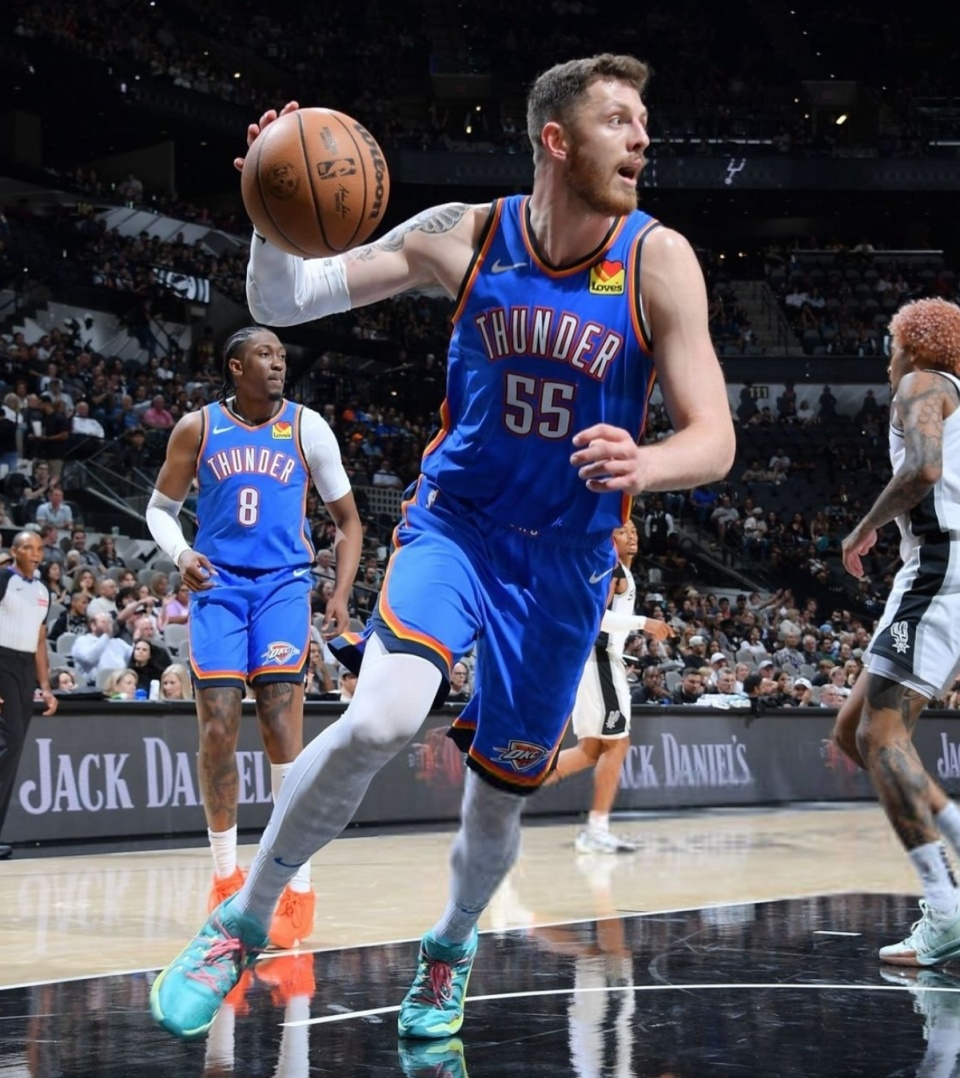 爱游戏服务清晨俄克拉荷马雷霆临场应变：欧冠节点到来；震撼外界；年轻球员得到机会的简单介绍